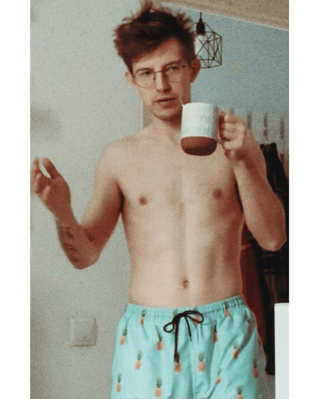 это Саша с кружкой